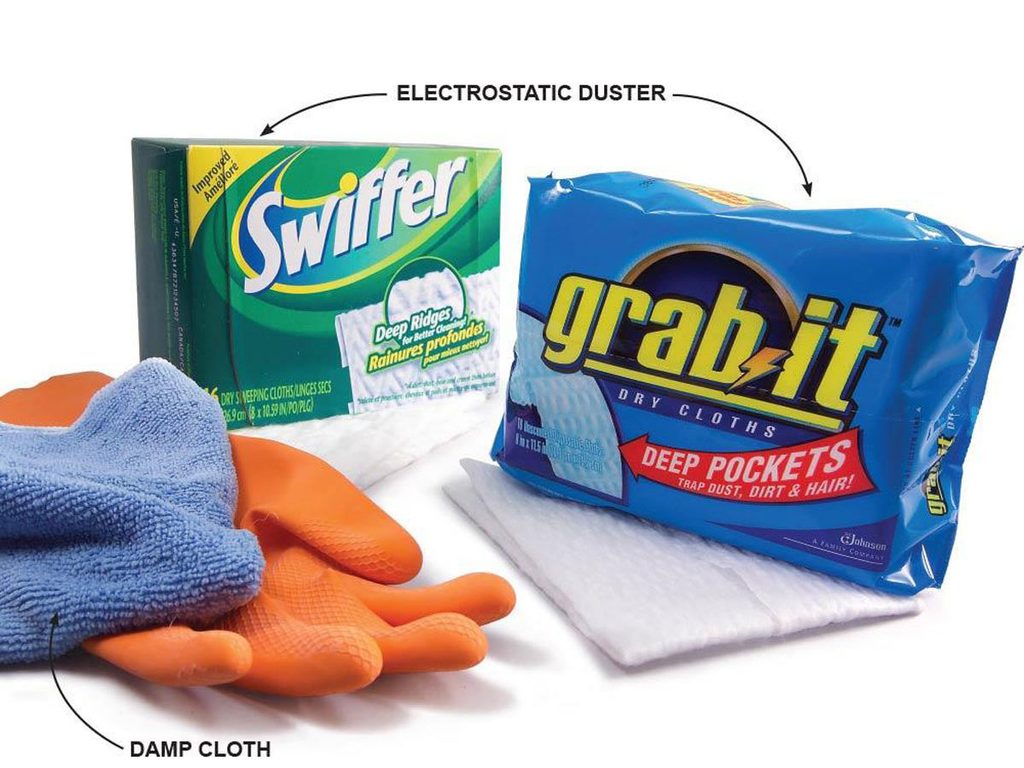 Une main dépoussiérant un meuble avec une lingette.