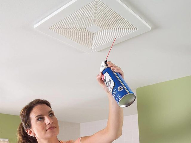 Une grille d'aération de salle de bain.