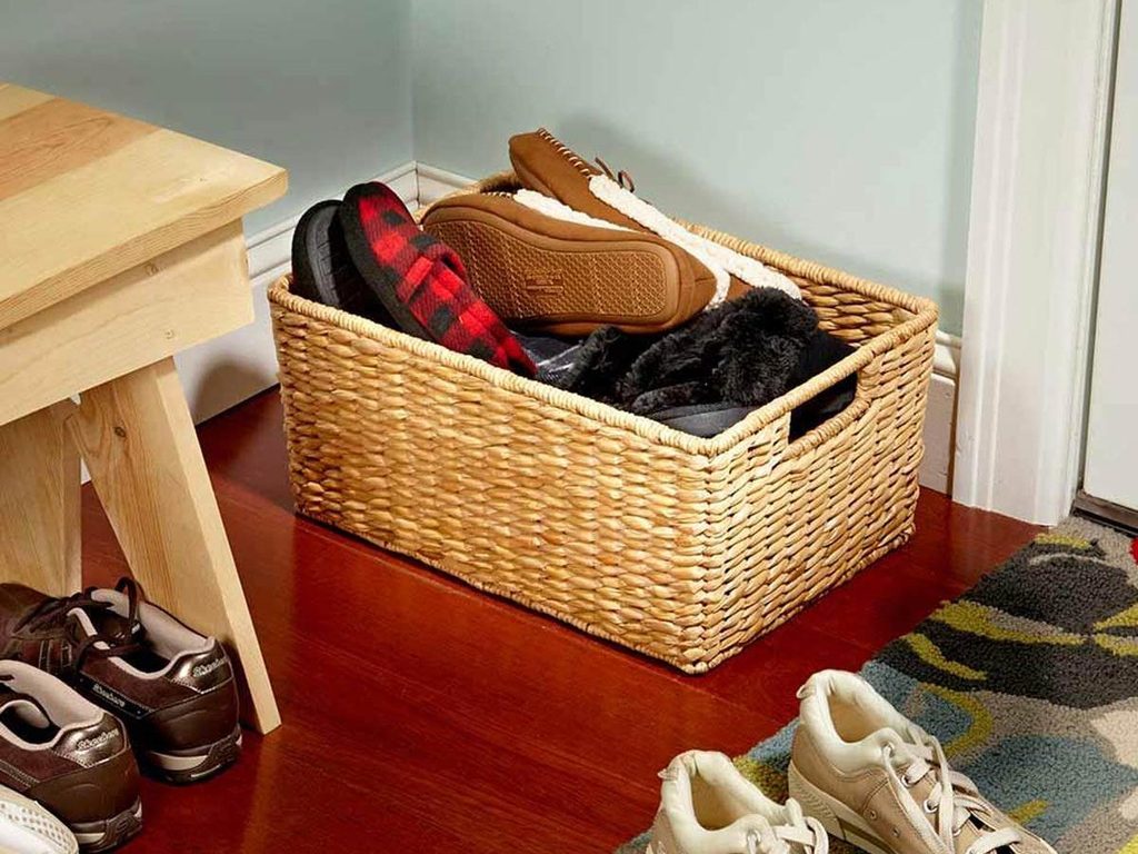 Des chaussures posées sur un paillasson.