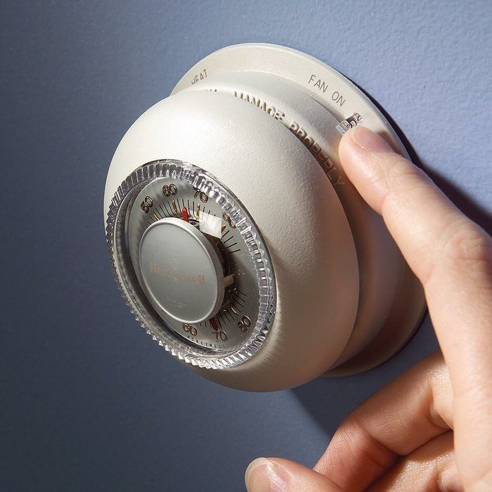 Un thermostat mural.