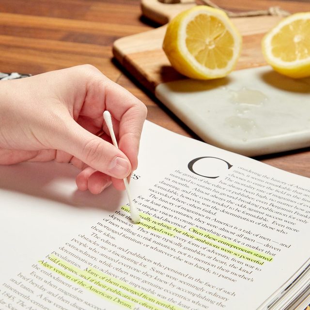 Application du jus de citron sur du texte surligné