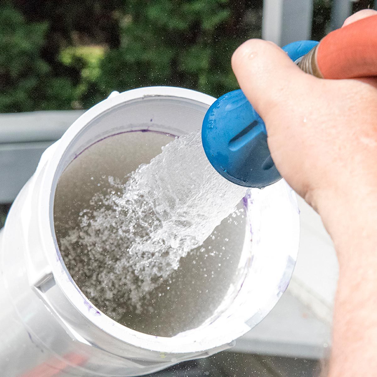 Un jet d'eau remplit le tube en PVC où se trouve le store.