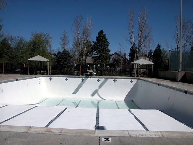 Une piscine parfaitement propre et remplie