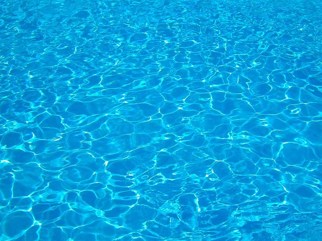Test de l'eau d'une piscine avec un kit