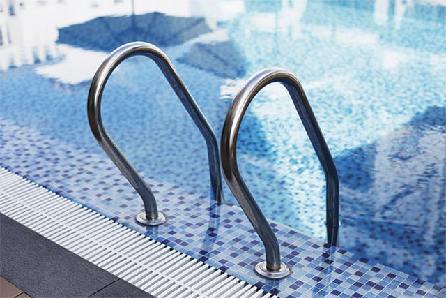 Une piscine propre et bien entretenue