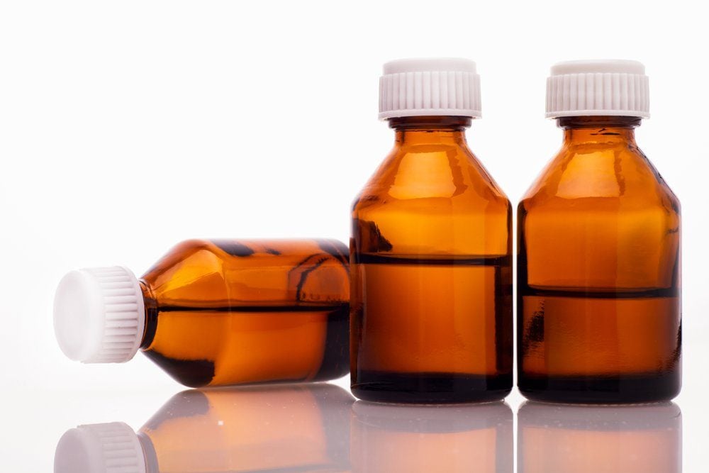 Trois petites bouteilles médicales ambrées.