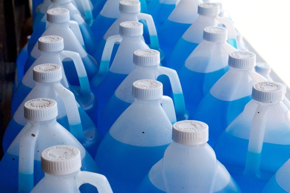 Bouteilles de liquide de lave-glace bleu
