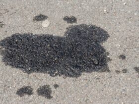 tache d'huile sur le sol de garage