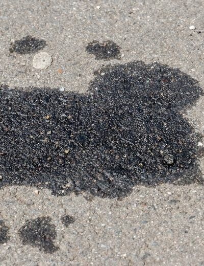 tache d'huile sur le sol de garage