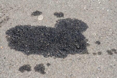 tache d'huile sur le sol de garage