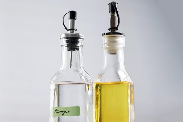 Bouteilles en verre de vinaigre blanc et d'huile d'olive.