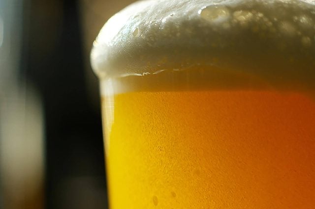 Un verre de bière fraîche avec de la mousse.