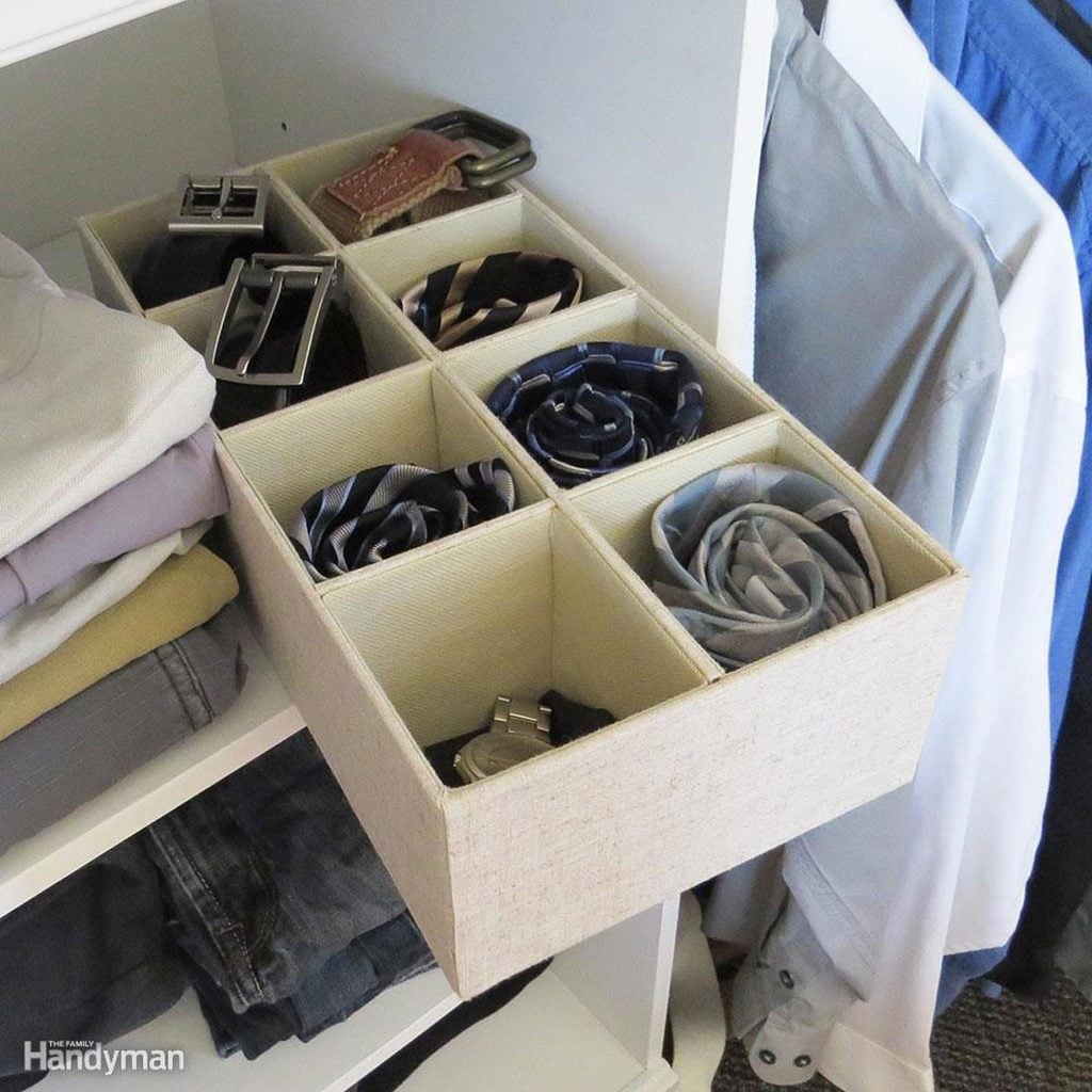 Un dressing bien organisé avec des vêtements pliés et rangés.