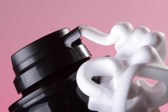 De la mousse à raser qui sort d'une bombe aérosol.