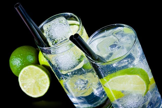 Deux verres d'eau pétillante avec des citrons verts.