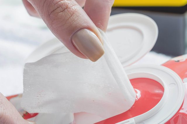 Une personne tirant une lingette d'un paquet.