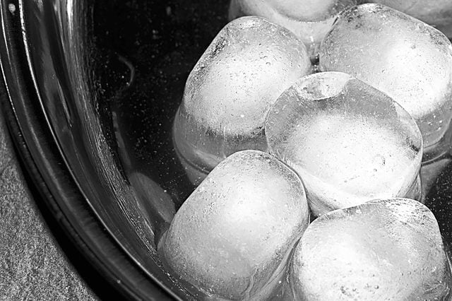 Un bol rempli de glaçons.