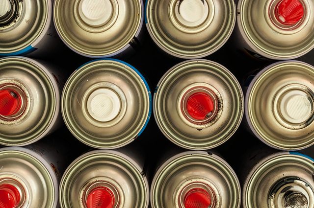 Plusieurs bombes de peinture aérosol.