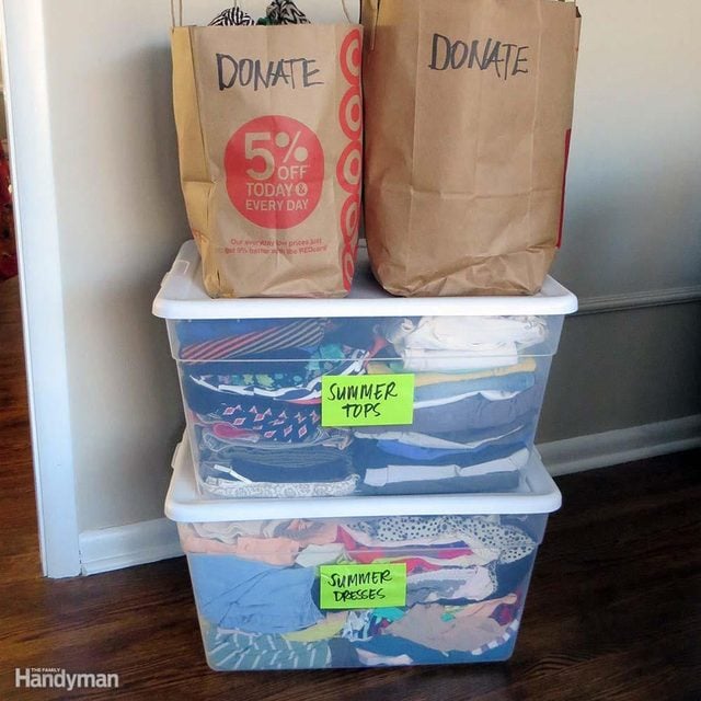 Deux sacs en papier marron avec l'étiquette 