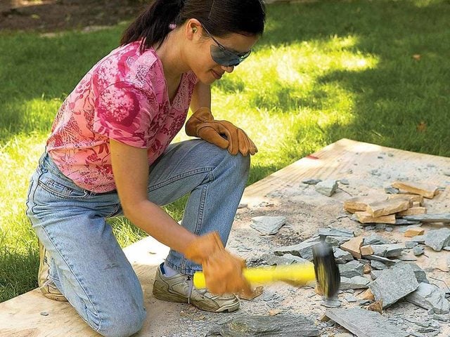 Une personne travaille sur un projet d'aménagement paysager dans le jardin.
