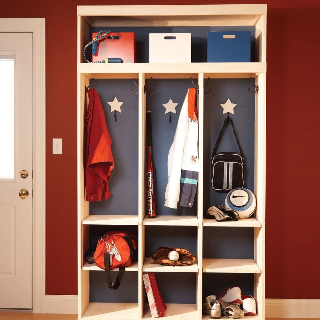 Un casier de rangement en bois pour organiser des vêtements et du matériel de sport.