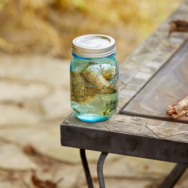 Un bocal en verre contenant des bouchons de liège flottant dans un liquide.