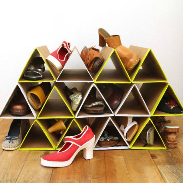 Un meuble à chaussures original fait de modules triangulaires en carton.