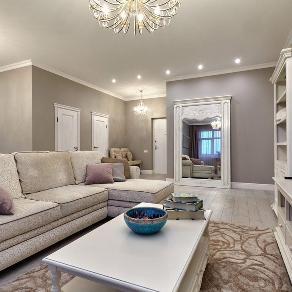 Un salon spacieux et moderne avec un éclairage soigné.