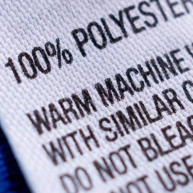Étiquette d'entretien sur un vêtement en polyester.