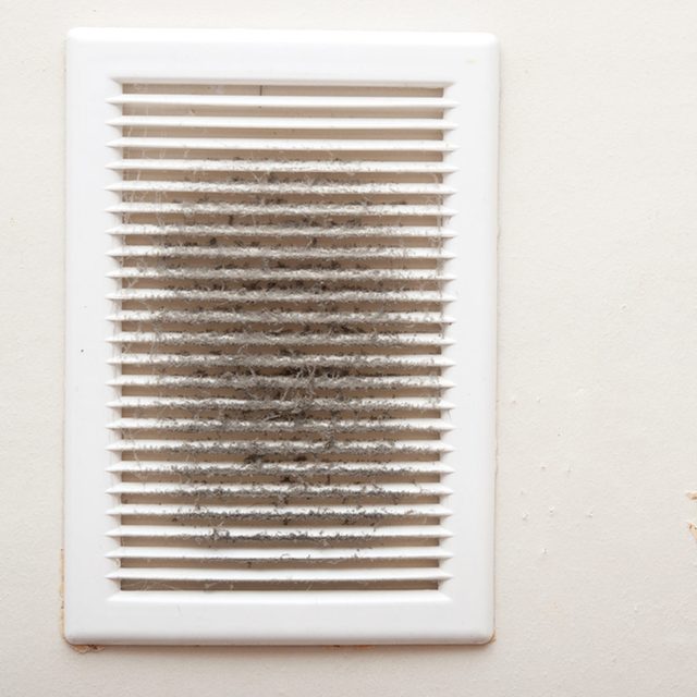Une grille de ventilation encrassée par la poussière