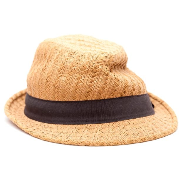 Un chapeau de paille avec un ruban noir.