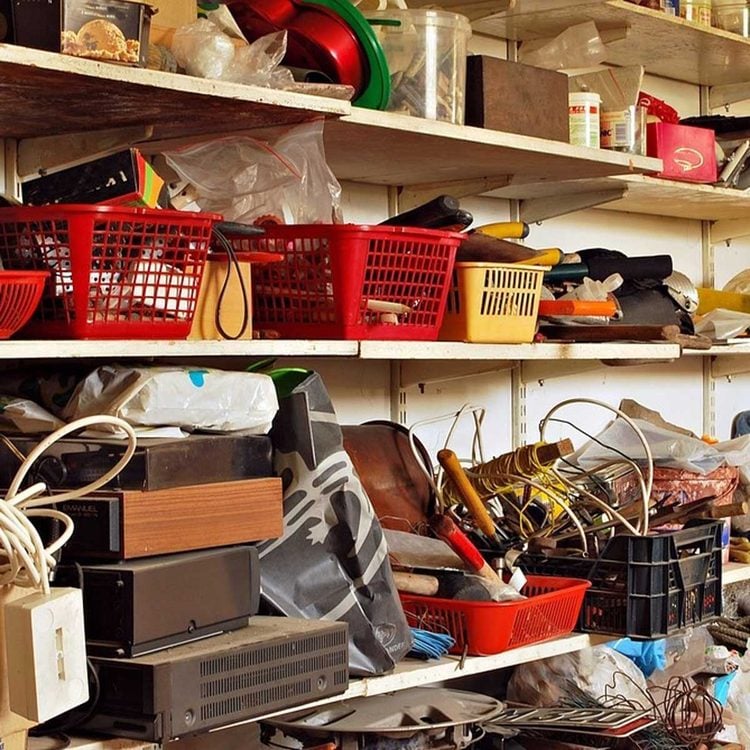 Des étagères en désordre remplies d'objets variés.