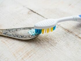nettoyer cuillere en argent avec dentifrice