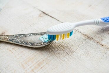 nettoyer cuillere en argent avec dentifrice