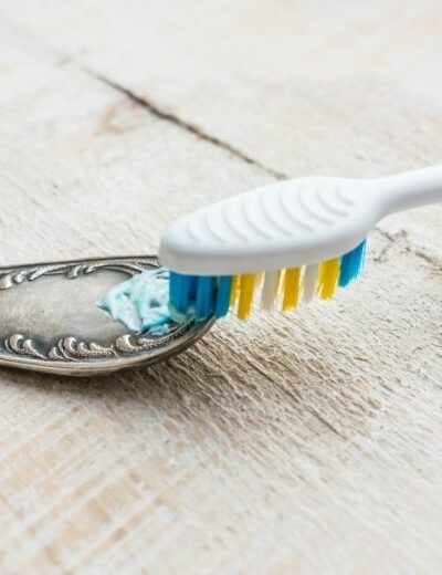 nettoyer cuillere en argent avec dentifrice