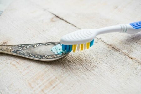 nettoyer cuillere en argent avec dentifrice
