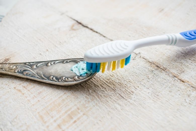 nettoyer cuillere en argent avec dentifrice