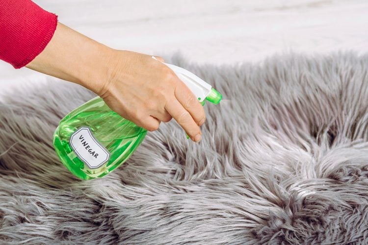vaporisateur de vinaigre utilisé sur un tissu