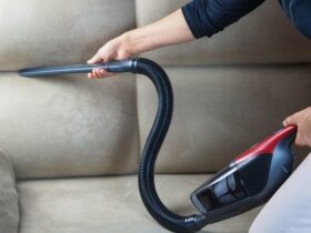 femme passant l'aspirateur sur un canapé
