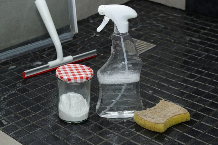 bicarbonate de soude dans un bocal à côté d'un vaporisateur
