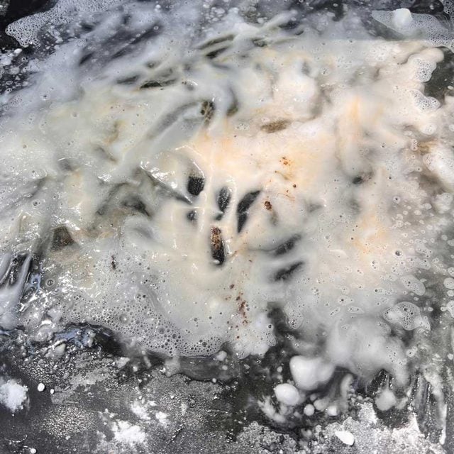 Pâte de bicarbonate de soude et d'eau sur la plancha.