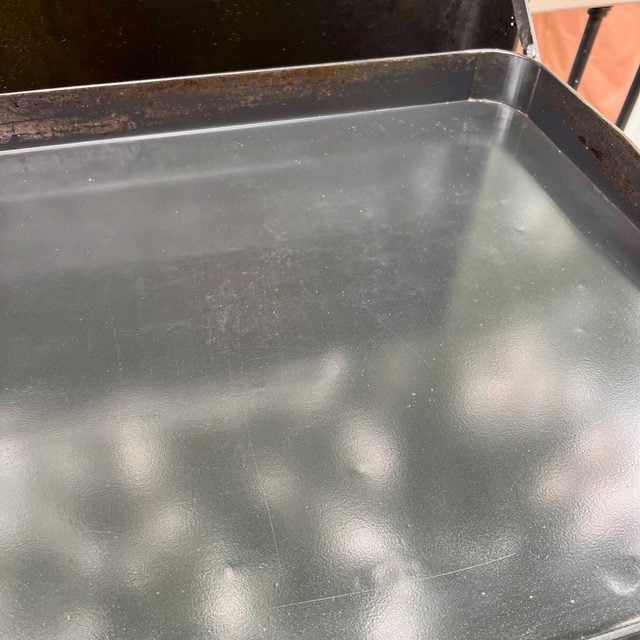 La plancha, propre et brillante après le nettoyage en profondeur.