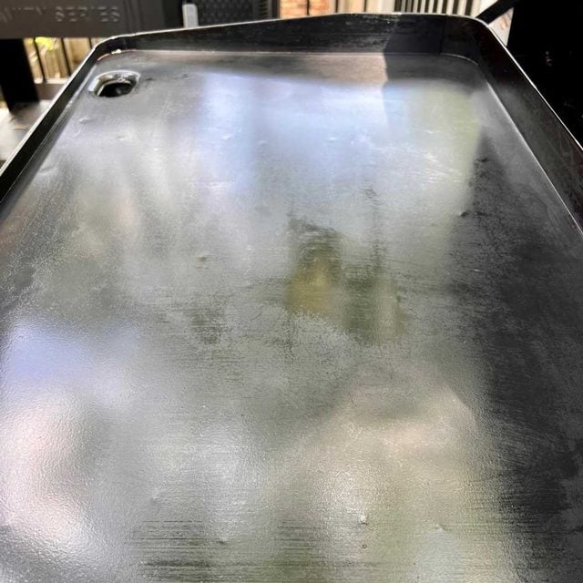 Surface de la plancha propre et huilée, prête pour la prochaine utilisation.