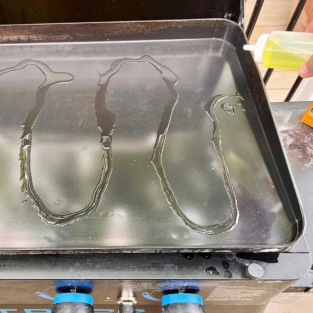Huile versée sur une plancha propre pour le culottage.