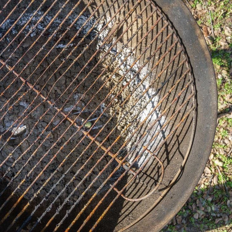 Grille de barbecue à charbon très sale et rouillée