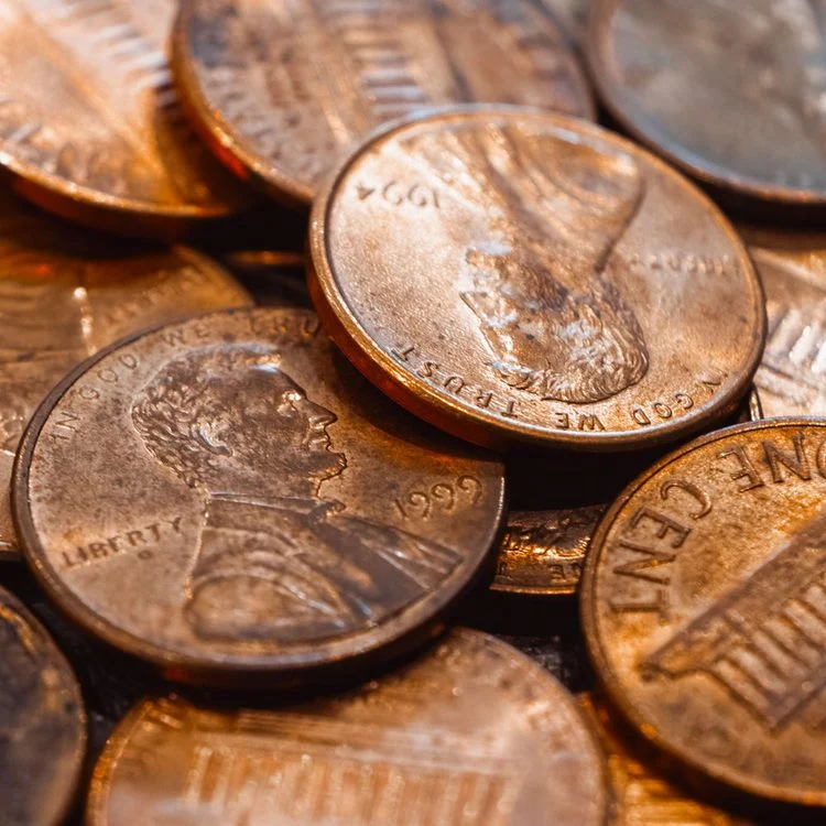 Des pièces de monnaie éparpillées.