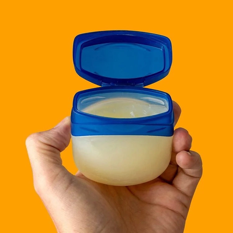 Une personne tenant un pot de gel translucide.