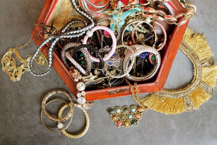 boîte en bois remplie de bijoux emmêlés