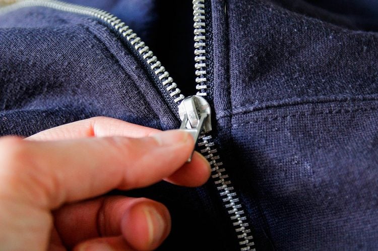 gros plan sur la fermeture éclair d'un sweat-shirt bleu