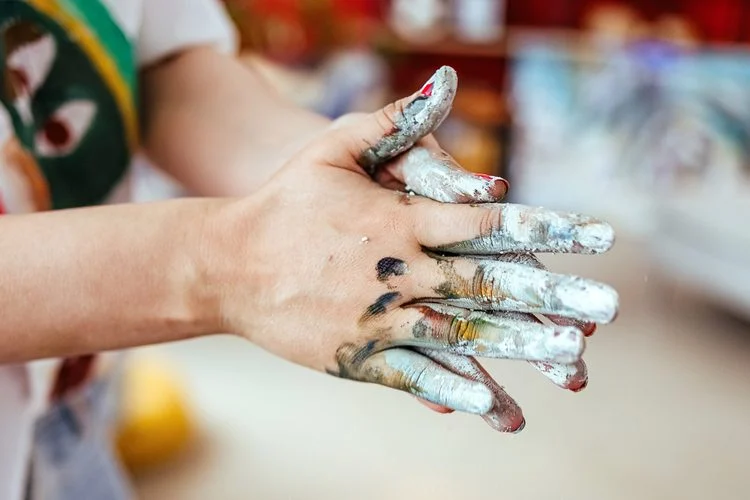 mains couvertes de peinture colorée
